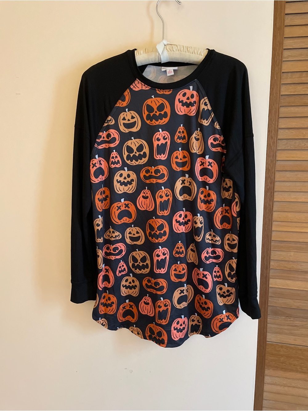 LulaRoe Halloweeen T-Shirt.